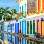 Centro histórico preservado com ruas de pedra e casarões coloniais. Antiga rota do ouro entre Minas e o porto de Paraty. Cultura caiçara e festas tradicionais.