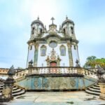 Cidade histórica com igrejas barrocas, ruas de pedra e museus. Forte ligação com a Inconfidência Mineira. Passeio de Maria Fumaça.