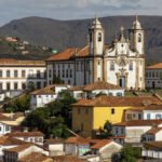 Patrimônio Mundial da UNESCO. Arquitetura colonial, igrejas barrocas. História ligada ao ciclo do ouro e à Inconfidência Mineira.