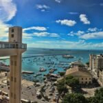 Primeira capital do Brasil. Pelourinho, igrejas históricas, Elevador Lacerda. Forte influência africana e portuguesa.